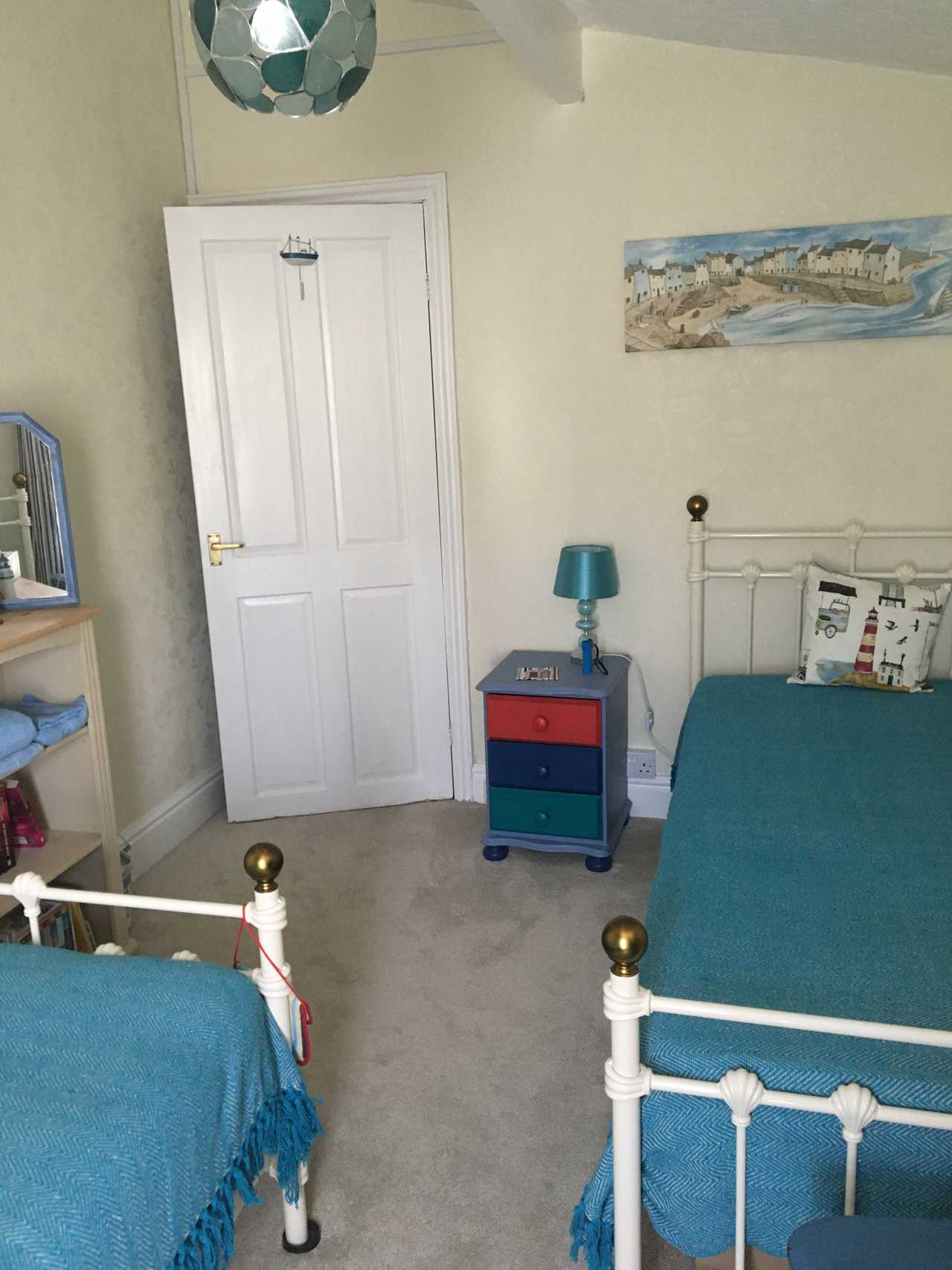 Room in Character Terraced House. Close to amenities yet 5 mins from great views