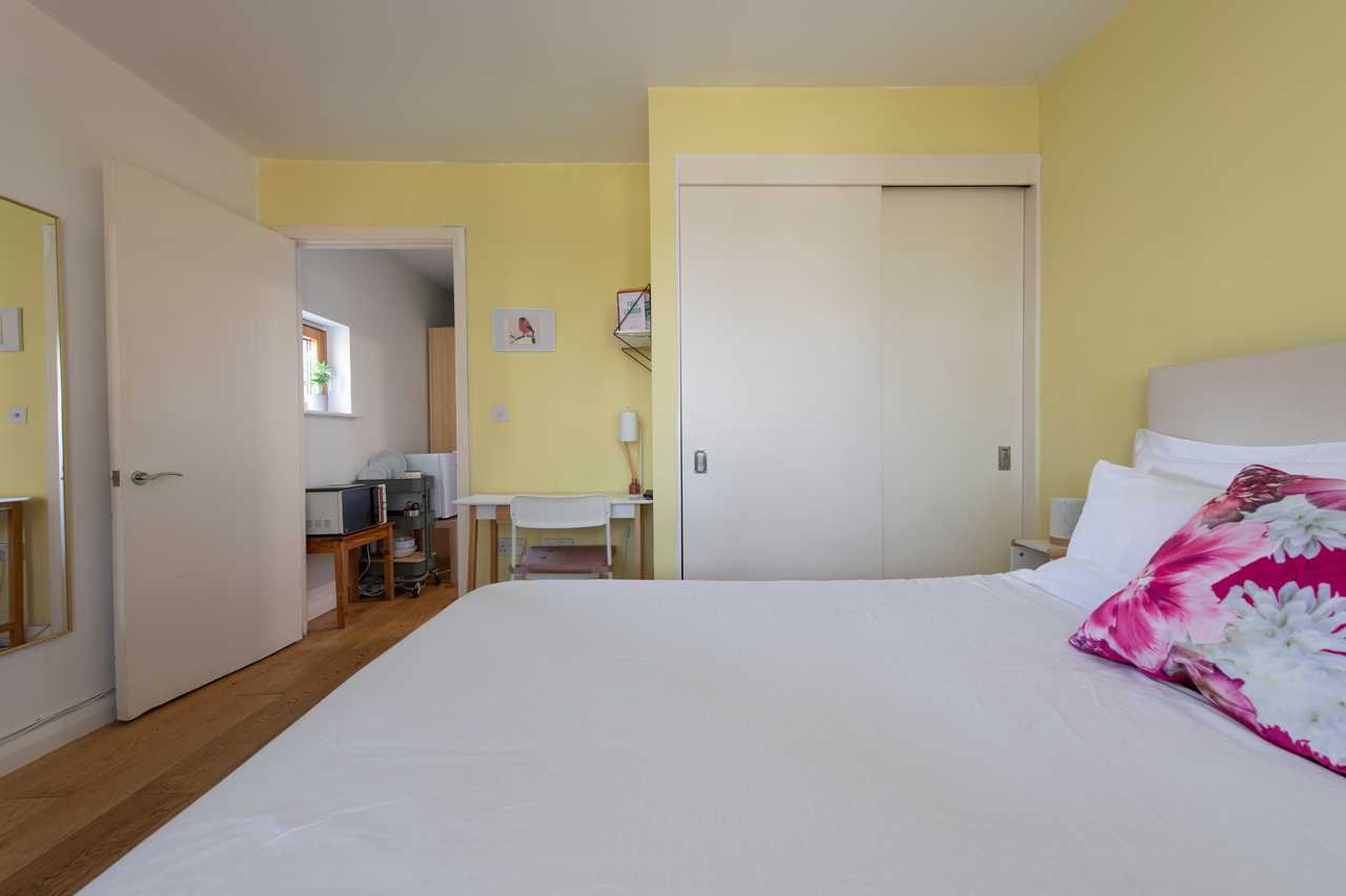 Regent's Canal View Room - Private Bathroom and Entrance