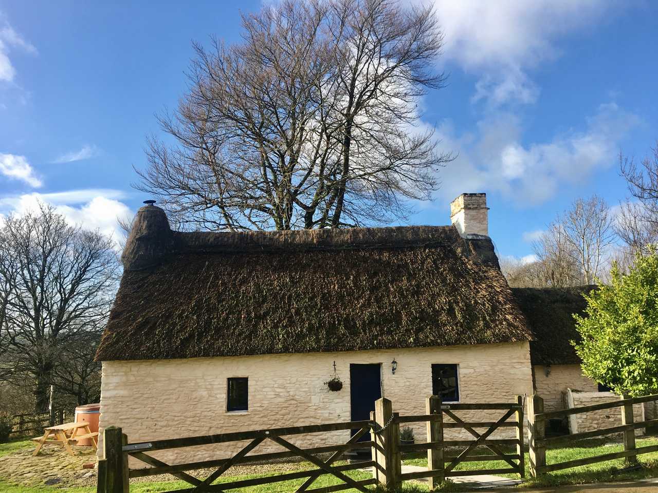 Magical 18th thatched cottage with stunning views, amazing vegan meals & hot tub