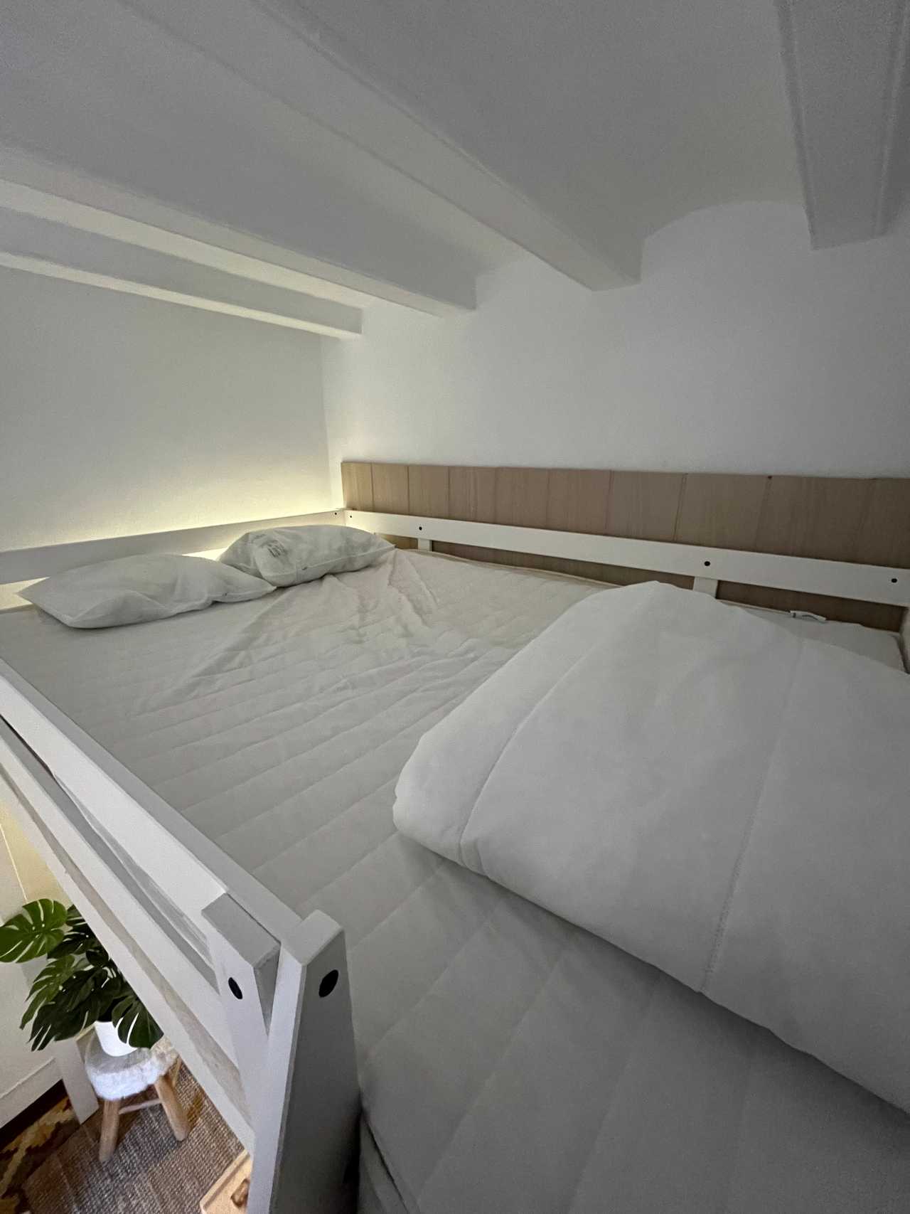 Double loft bed 1 minute in Barceloneta beach 