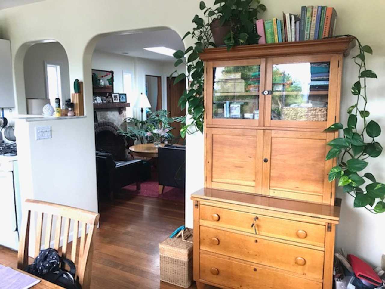 Spend the summer in charming bungalow, Santa Barbara, bike to beach and downtown
