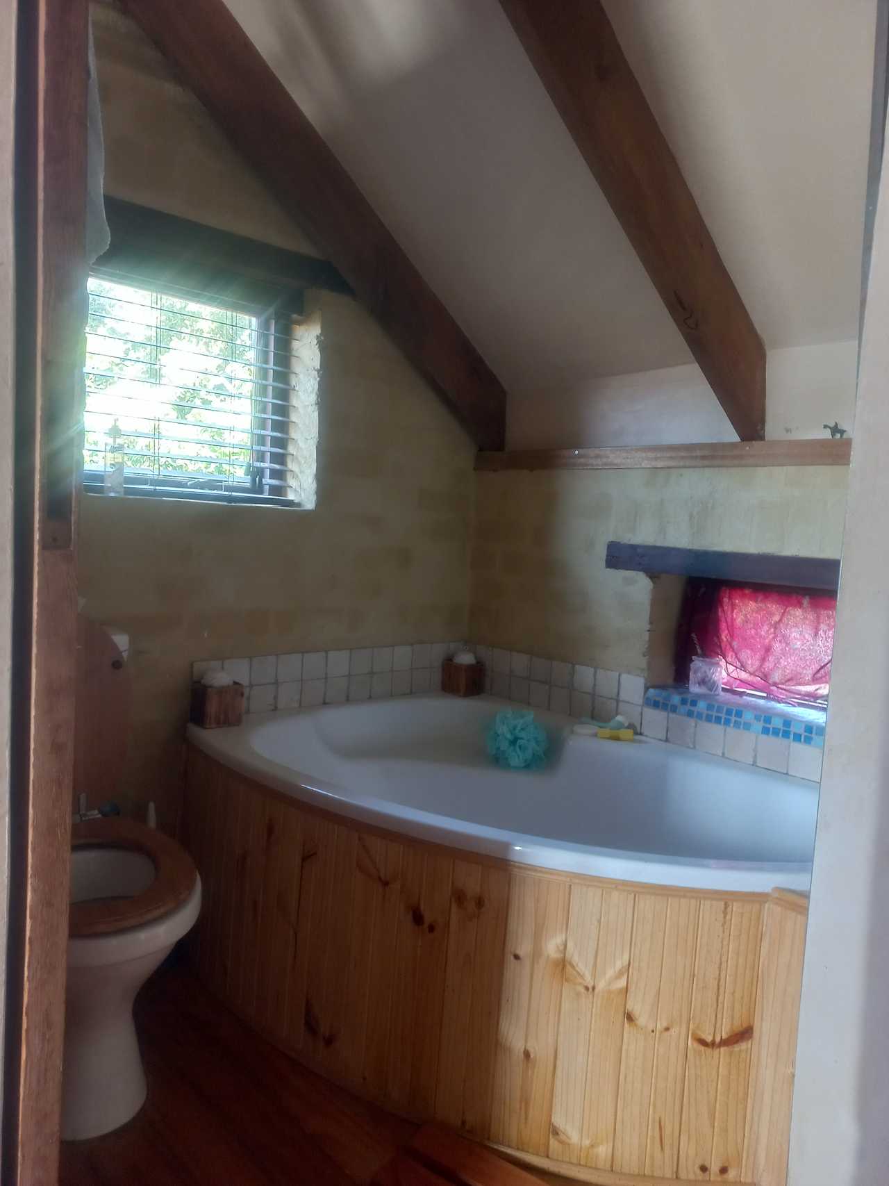 Quiet, quaint, artists 2 bedroom home, close to beaches and mountain walks.