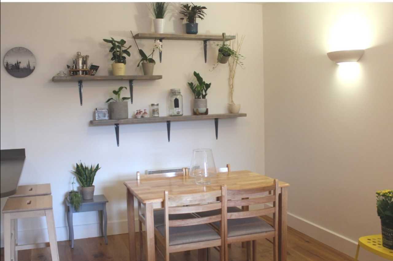 Lovely King bedroom + Private Bathroom 5 minutes from the city centre!