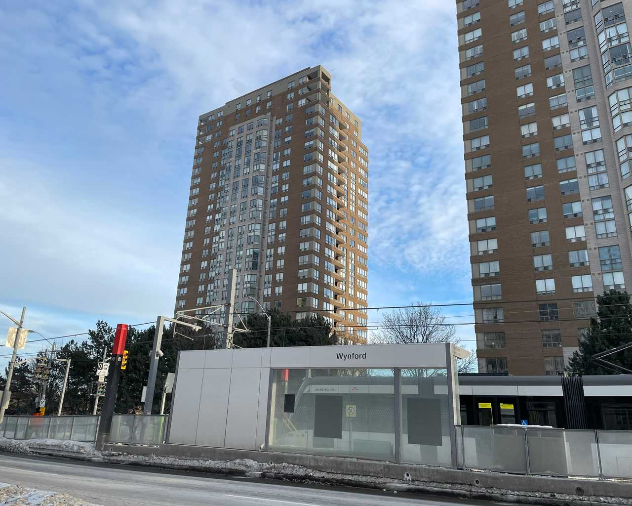 Spacious with a lot of natural light; easy access to public transit (Line 5).