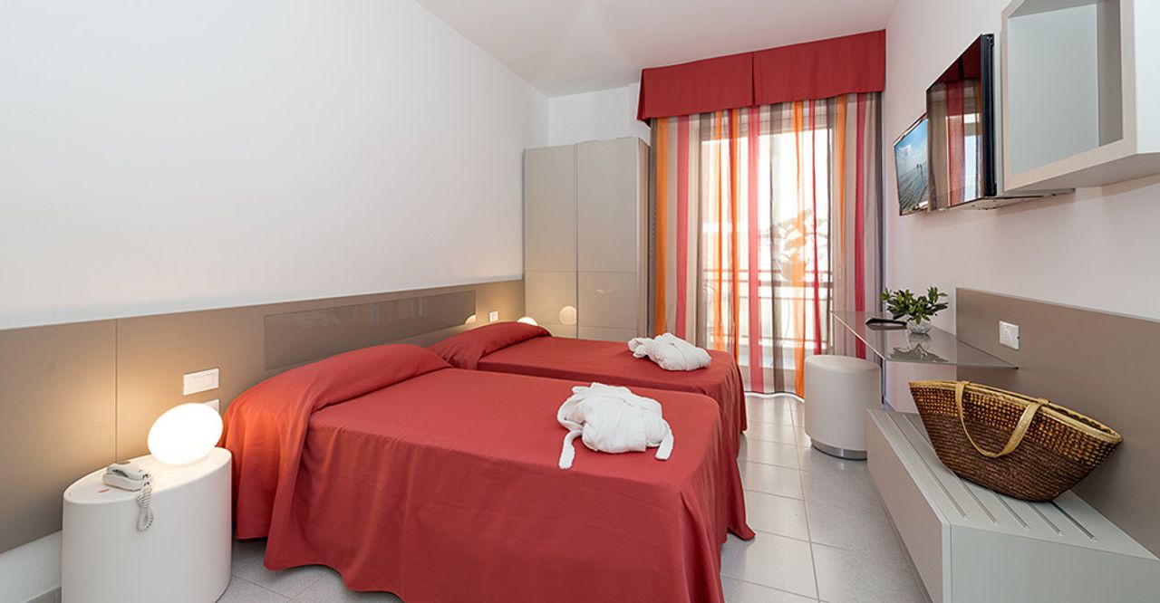 Vegan-friendly hotel with 50 rooms just 20 mt away from the beach