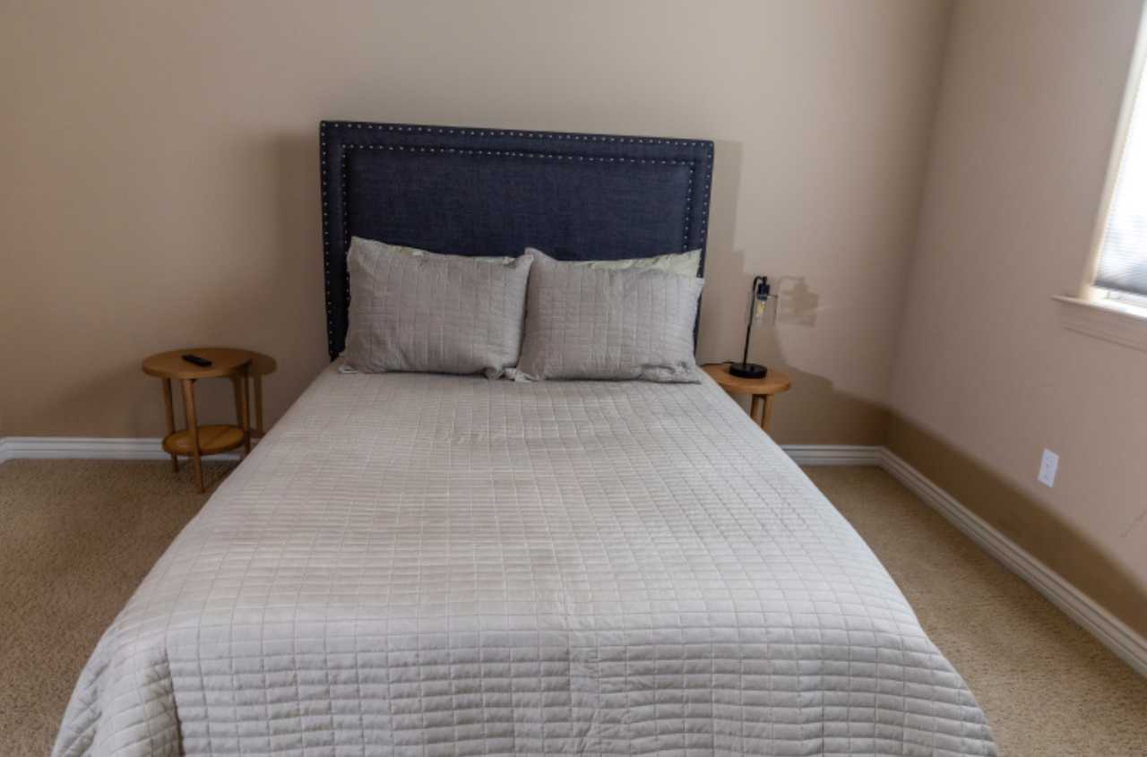 Luxurious Vegan-Friendly Retreat with Private Bath & Pool in Gated Community