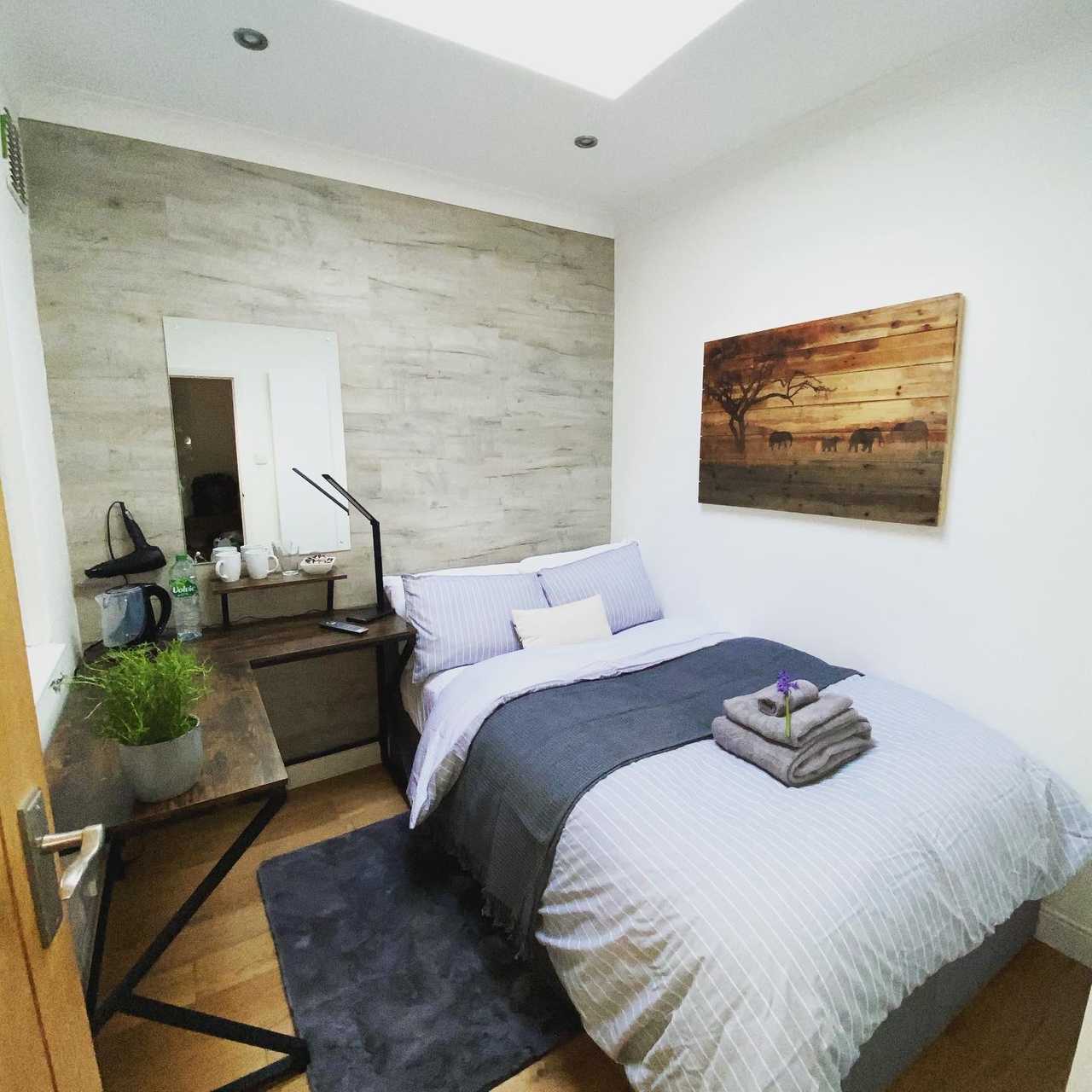 Cosy private room in shared house, close to airport, town centre and beaches.