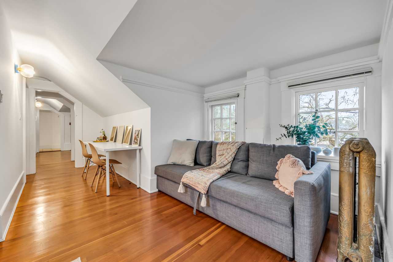 *NEW* Beautiful PENTHOUSE in converted Mansion! Sleeps 8!