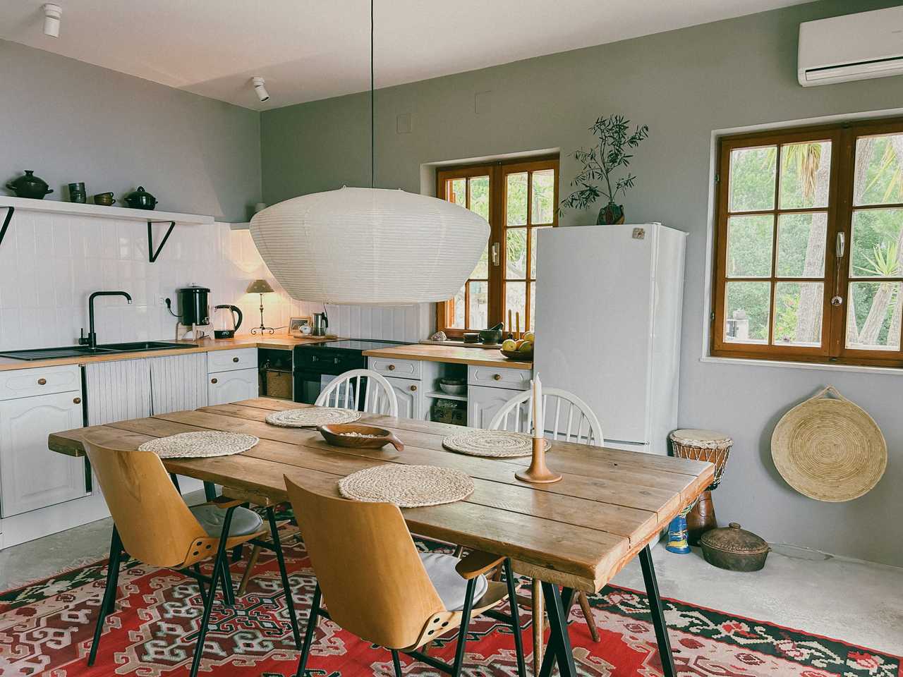 House of Aska i Vuk. Unique interior with sea view. 2 min from beach. Yoga &more