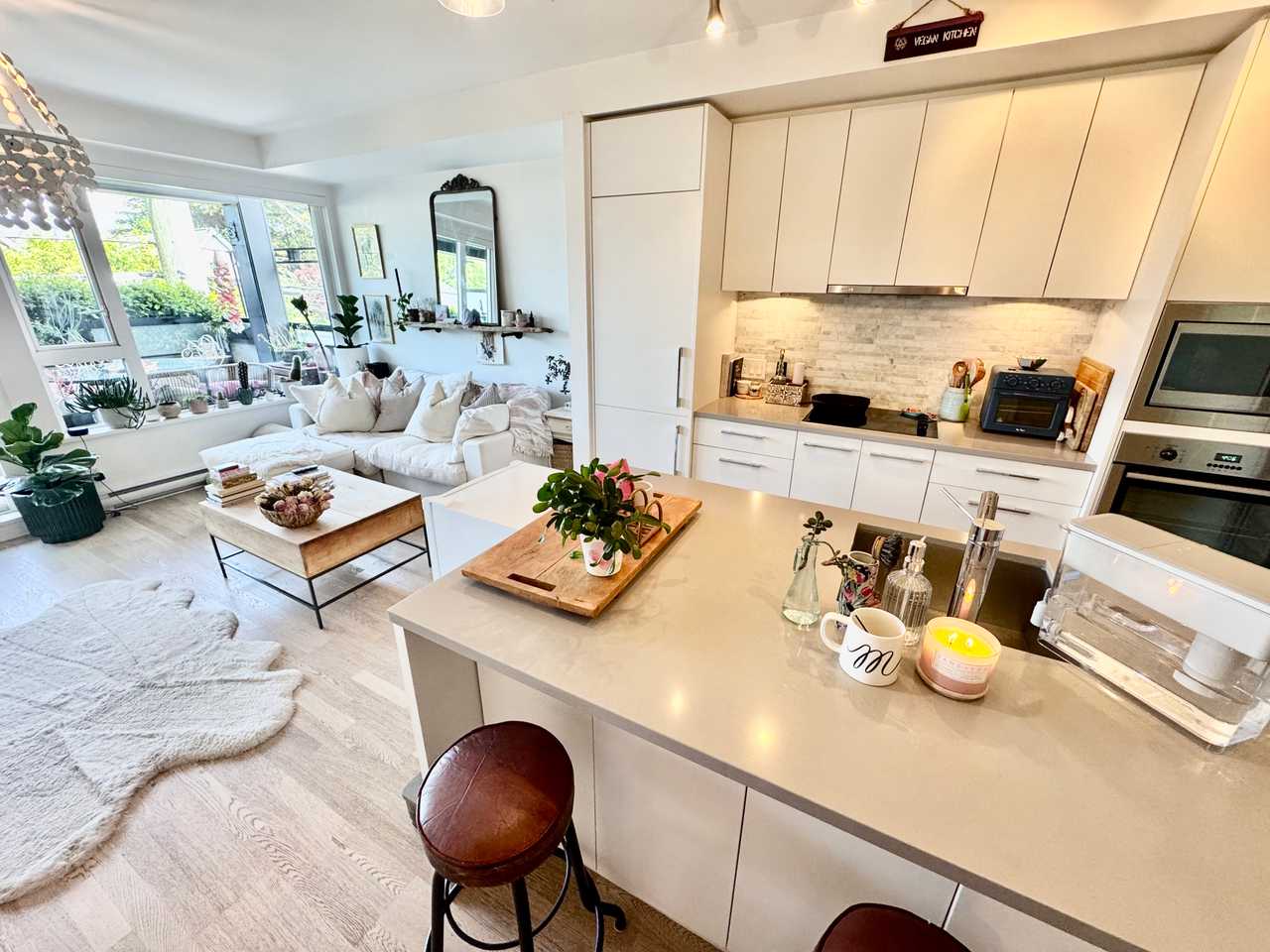 Beautiful & Clean Kits gem! HUGE patio!