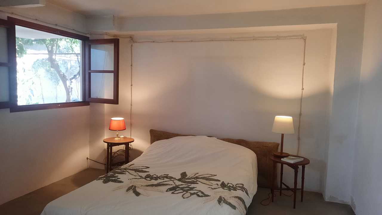 Big room with en suite bathroom 20 minutes from Granada.