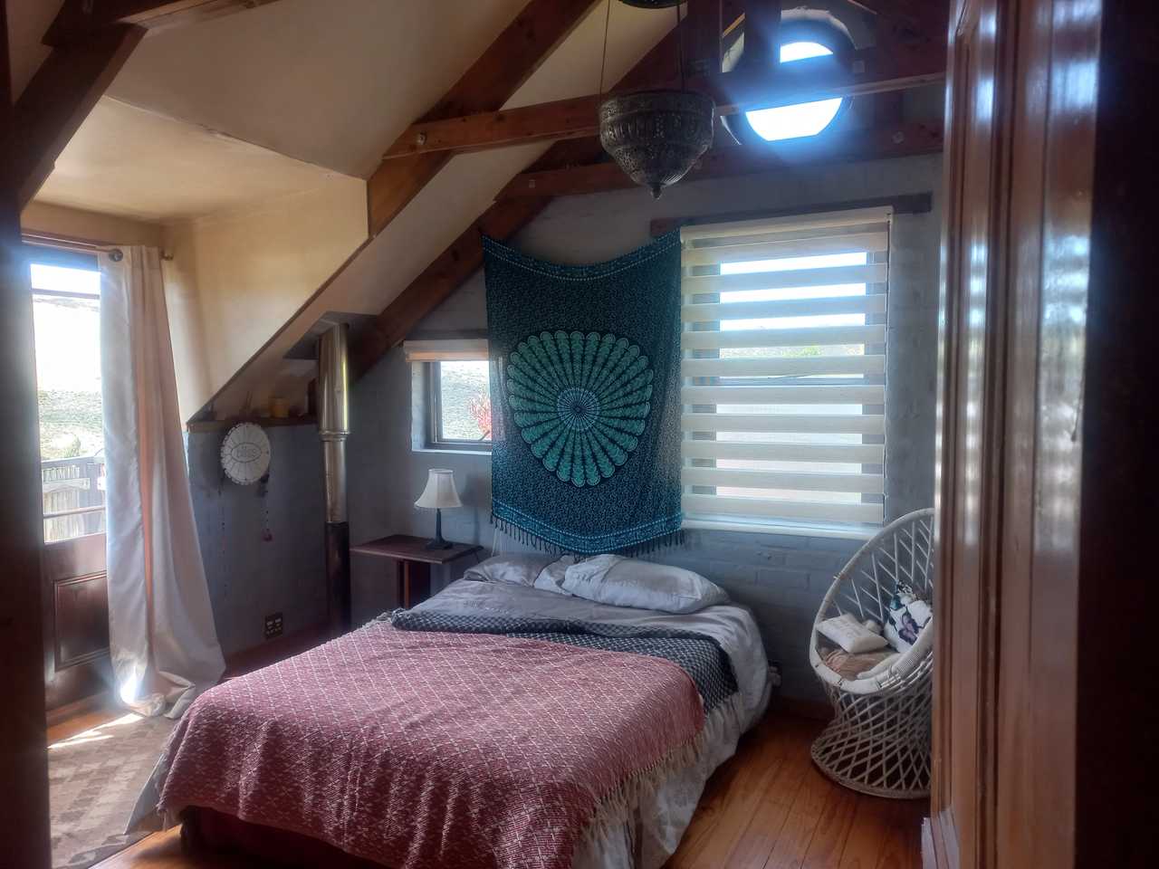 Quiet, quaint, artists 2 bedroom home, close to beaches and mountain walks.