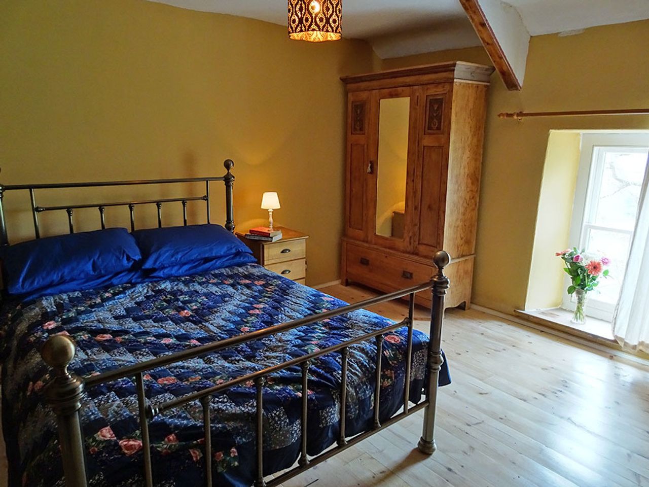 Robin's Realm - the affordable Welsh veggie countryside retreat