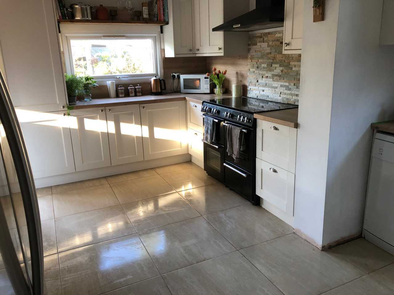 Cosy private room in shared house, close to airport, town centre and beaches.