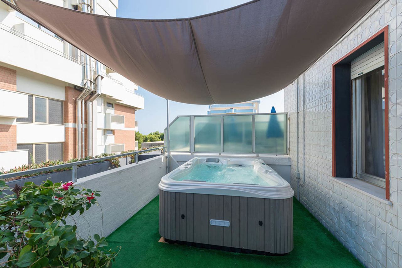 Vegan-friendly hotel with 50 rooms just 20 mt away from the beach