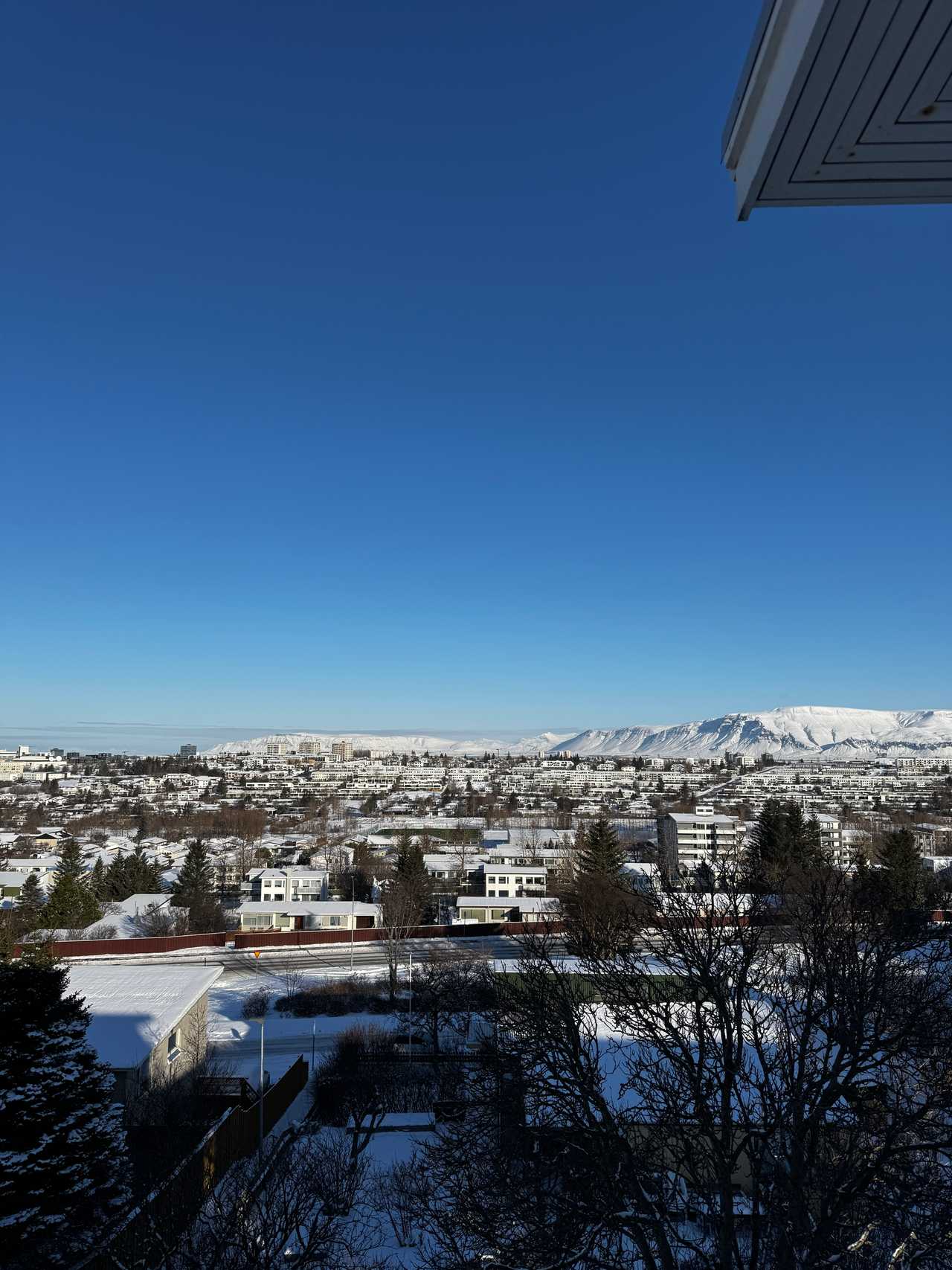 Top floor with views of the ECLIPSE, city, the sea and the mountains!