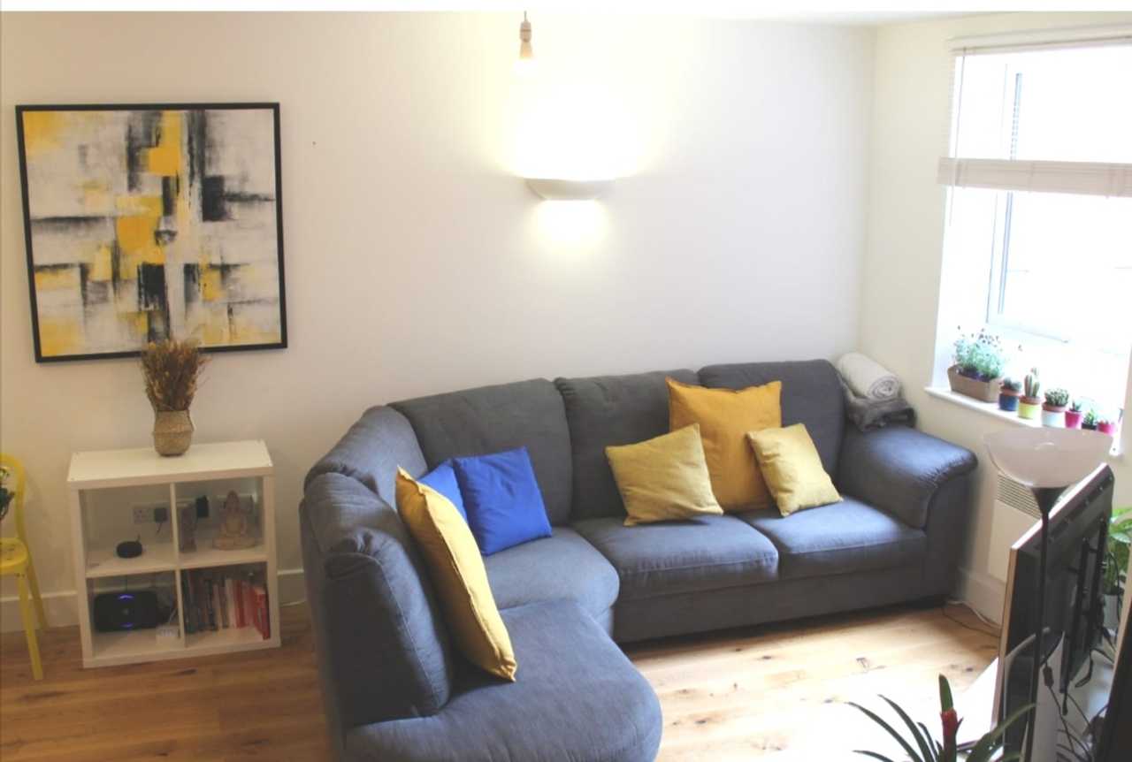 Lovely King bedroom + Private Bathroom 5 minutes from the city centre!