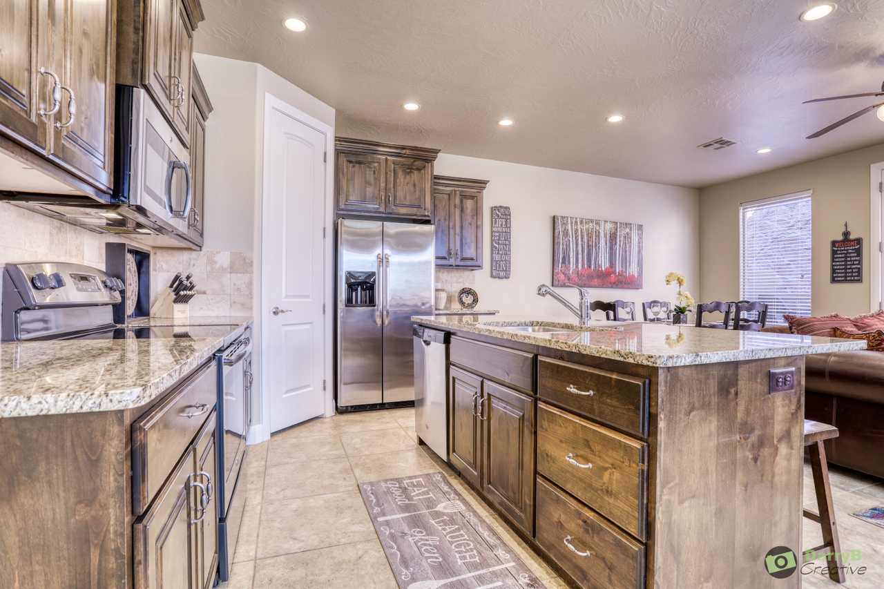 Inviting Home Near Zion - Heated Pools, King Suite