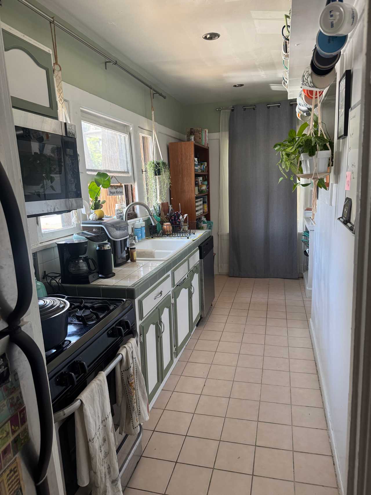 One bedroom artist bungalow in the heart of Hollywood