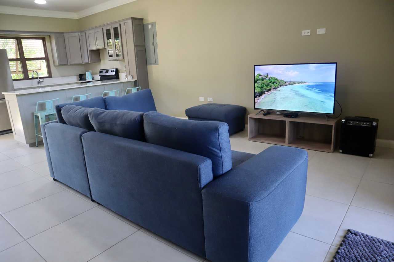Cozy house with private beach access, 6 guest villa with A/C, Ocho Rios, Jamaica
