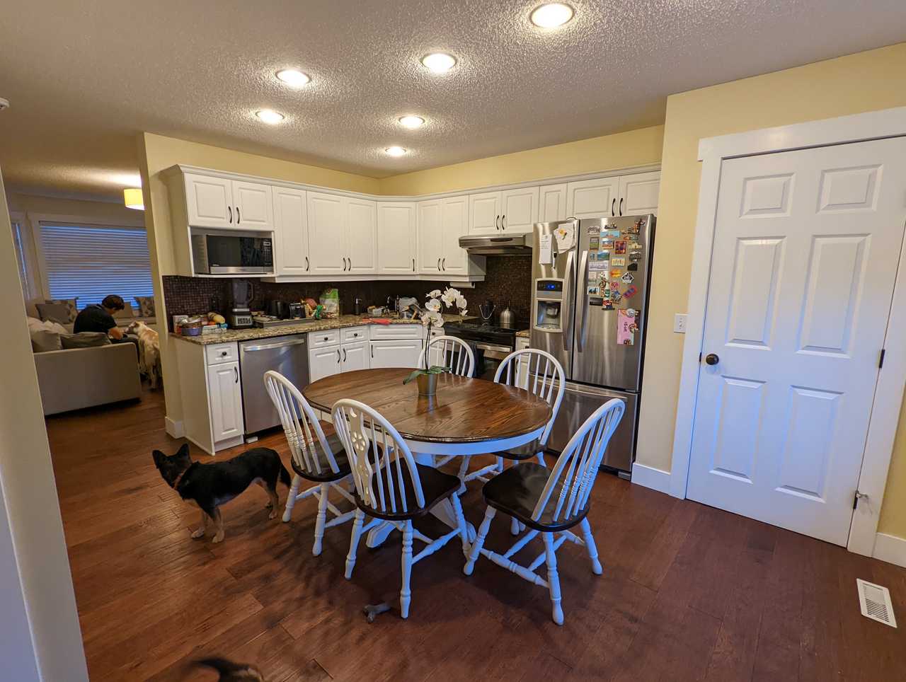 Free cozy bedroom close to downtown, easily accessible by public transport.