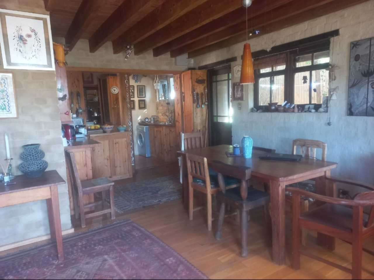 Quiet, quaint, artists 2 bedroom home, close to beaches and mountain walks.