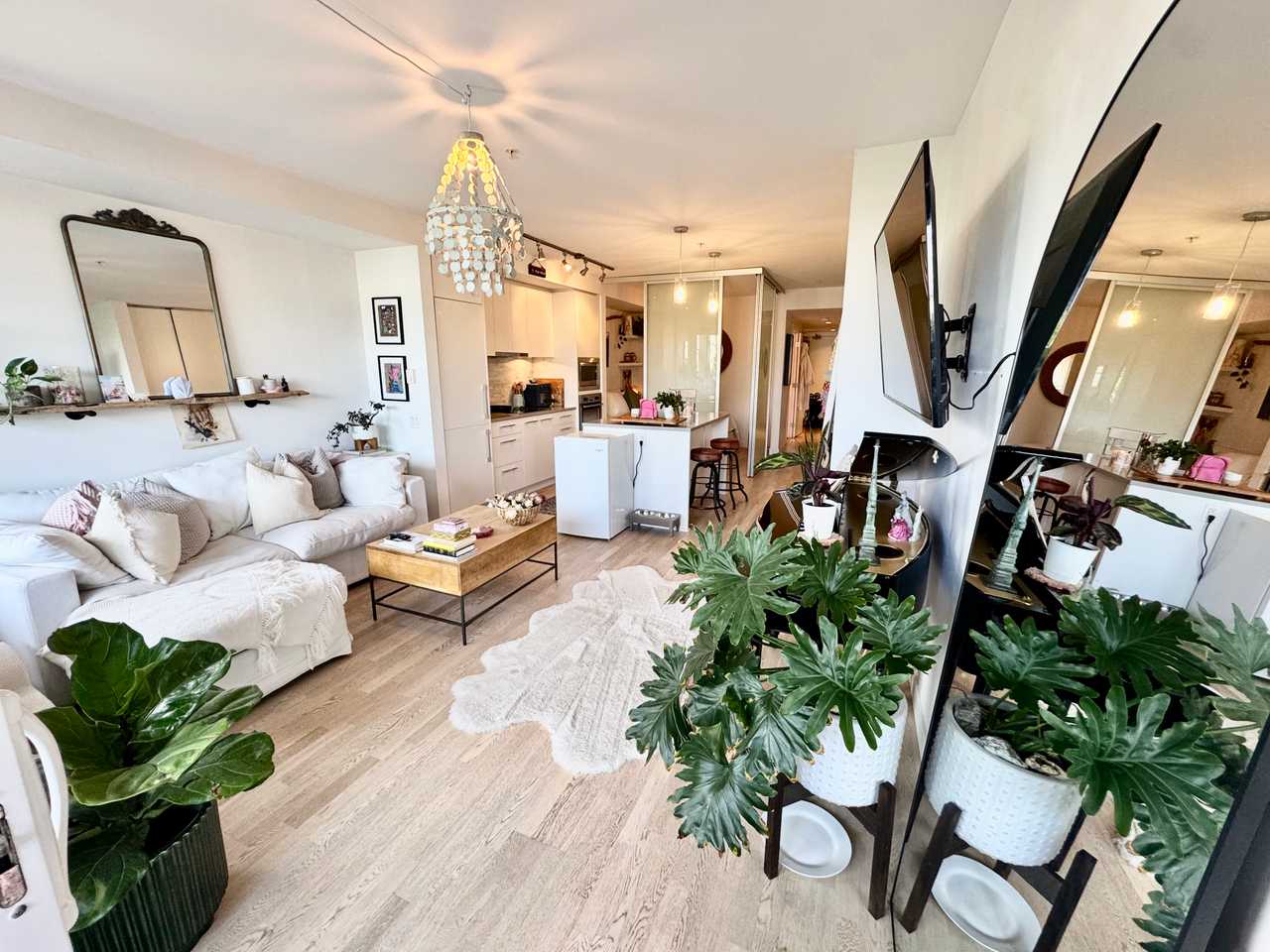 Beautiful & Clean Kits gem! HUGE patio!