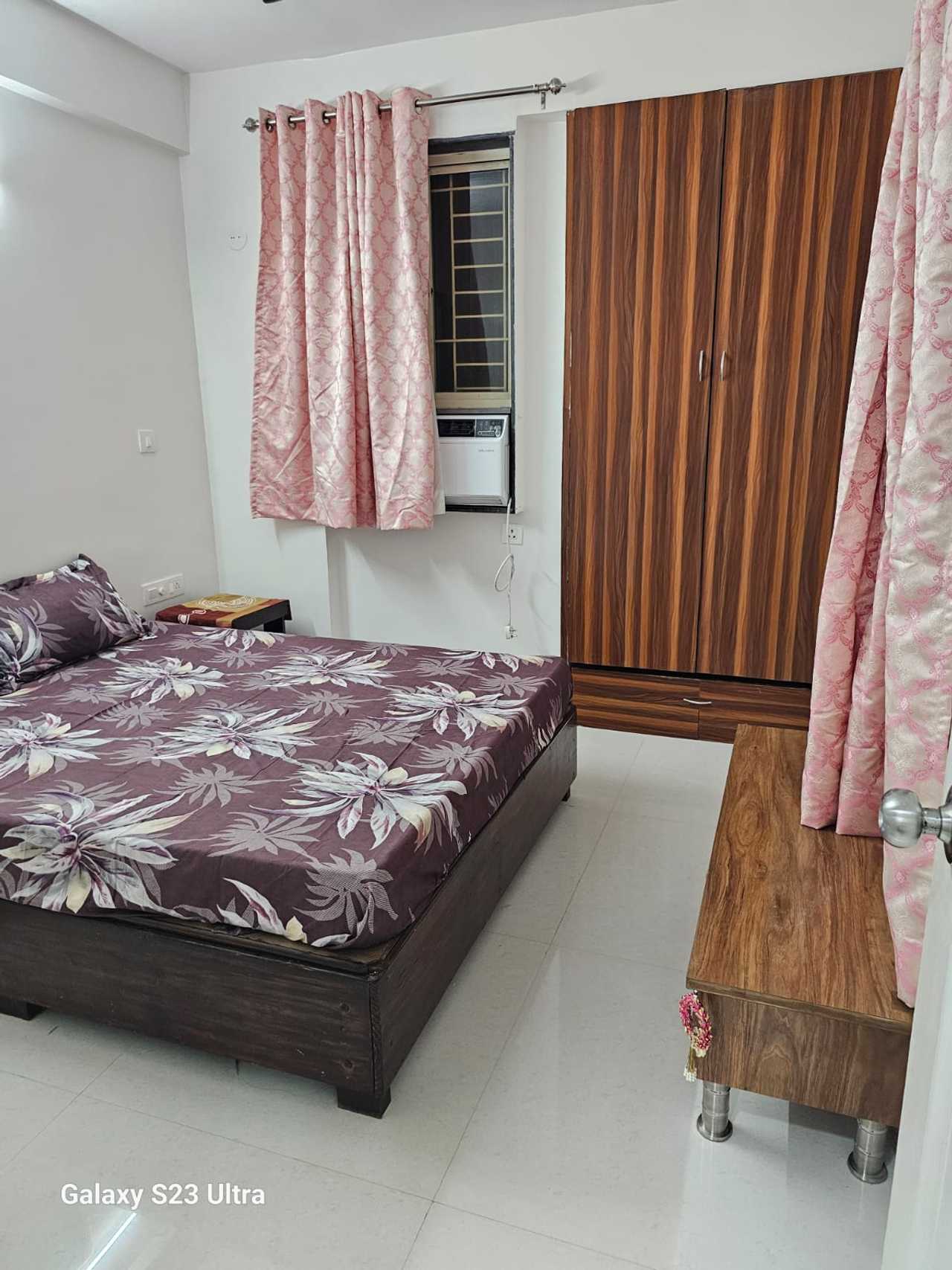 Seafacing flat with stunning views ,spacious comfortabl living area & amenities