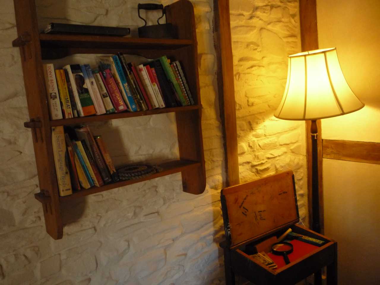 Magical 18th thatched cottage with stunning views, amazing vegan meals & hot tub