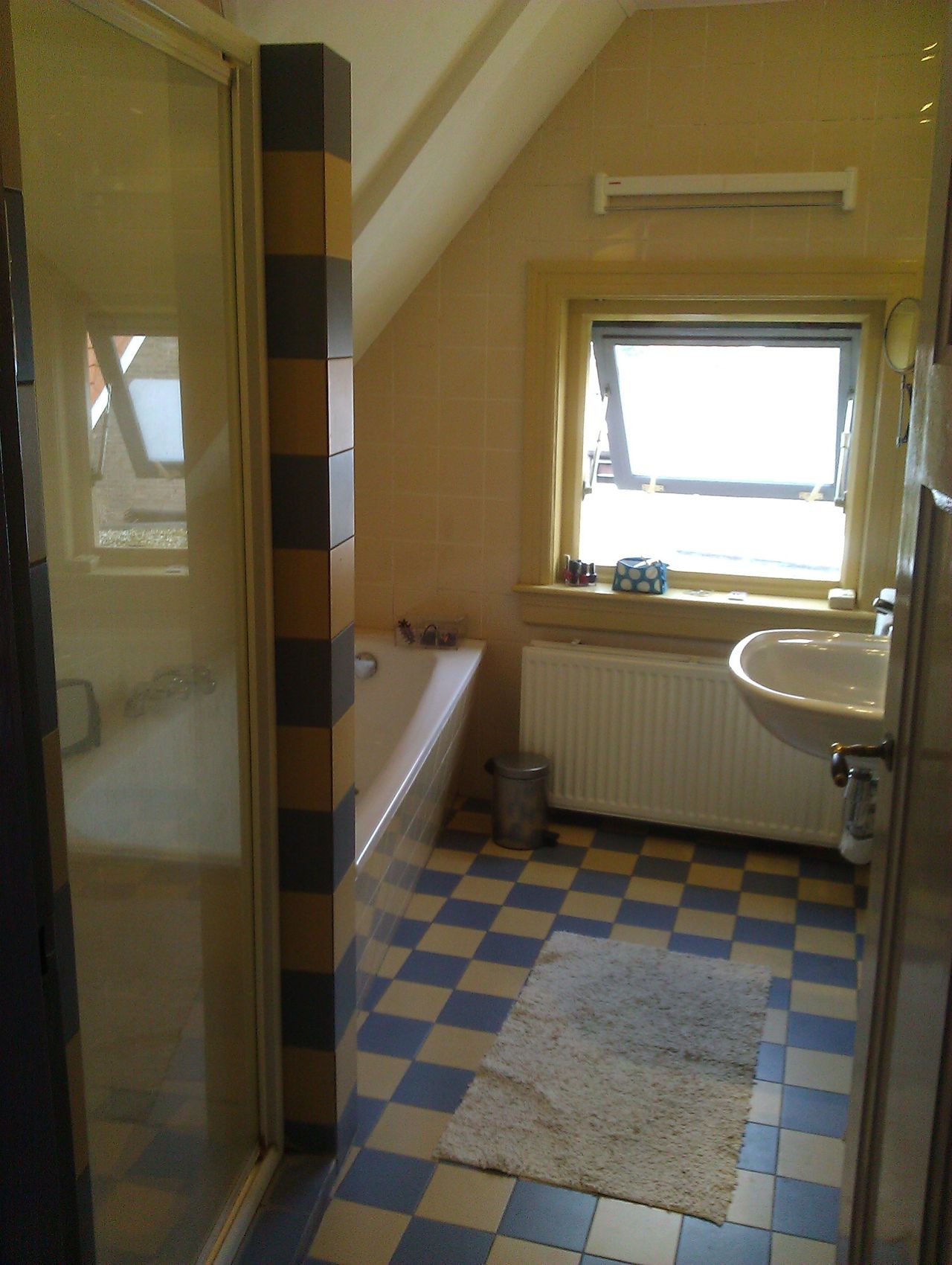 Light room  with use of kitchen and acces to the garden