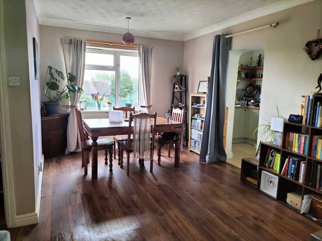 Cozy, quiet double room in a quaint (yet well connected) Welsh Village