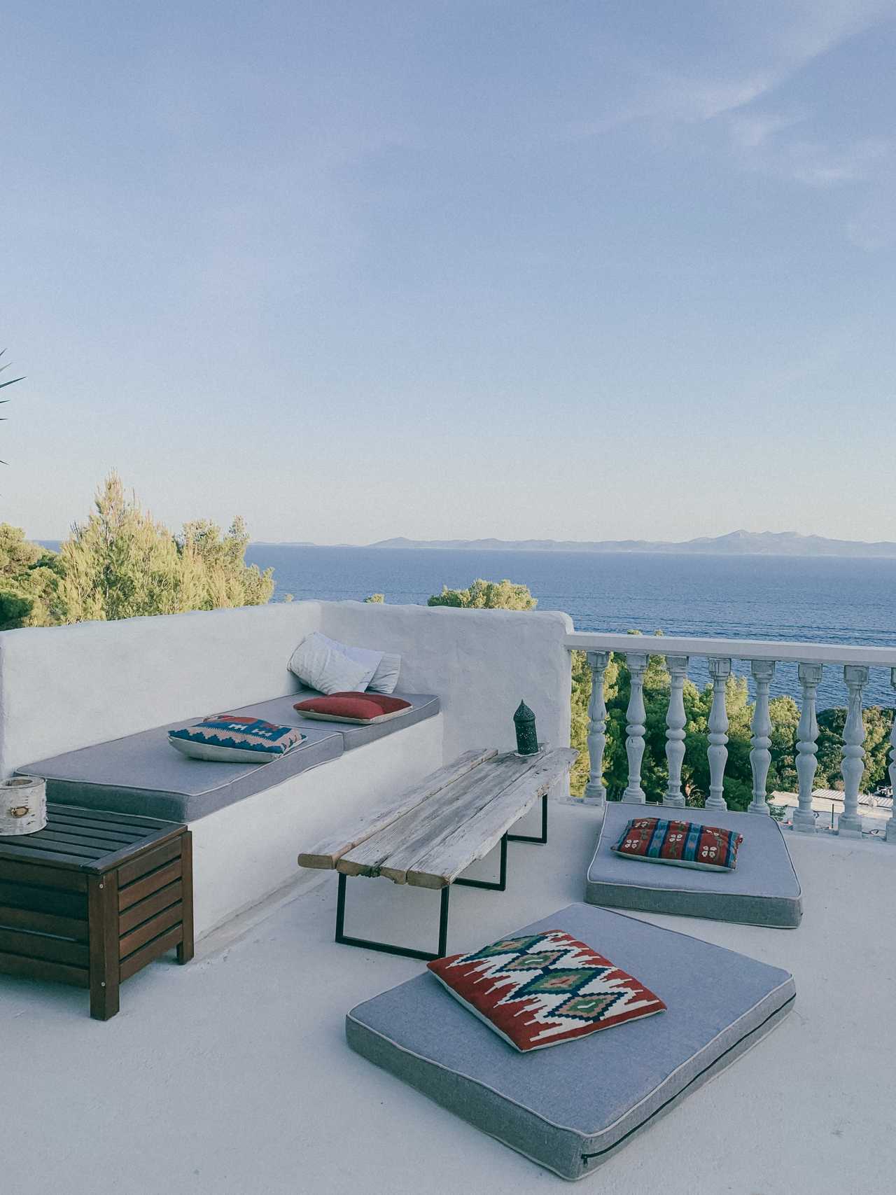 House of Aska i Vuk. Unique interior with sea view. 2 min from beach. Yoga &more