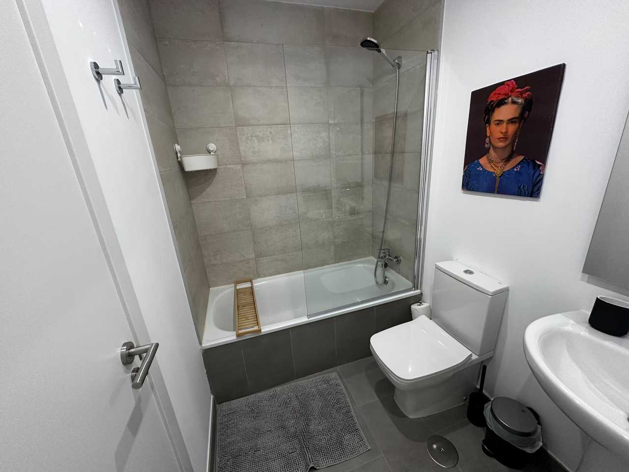 Modern vegan room in Málaga with Private Bath