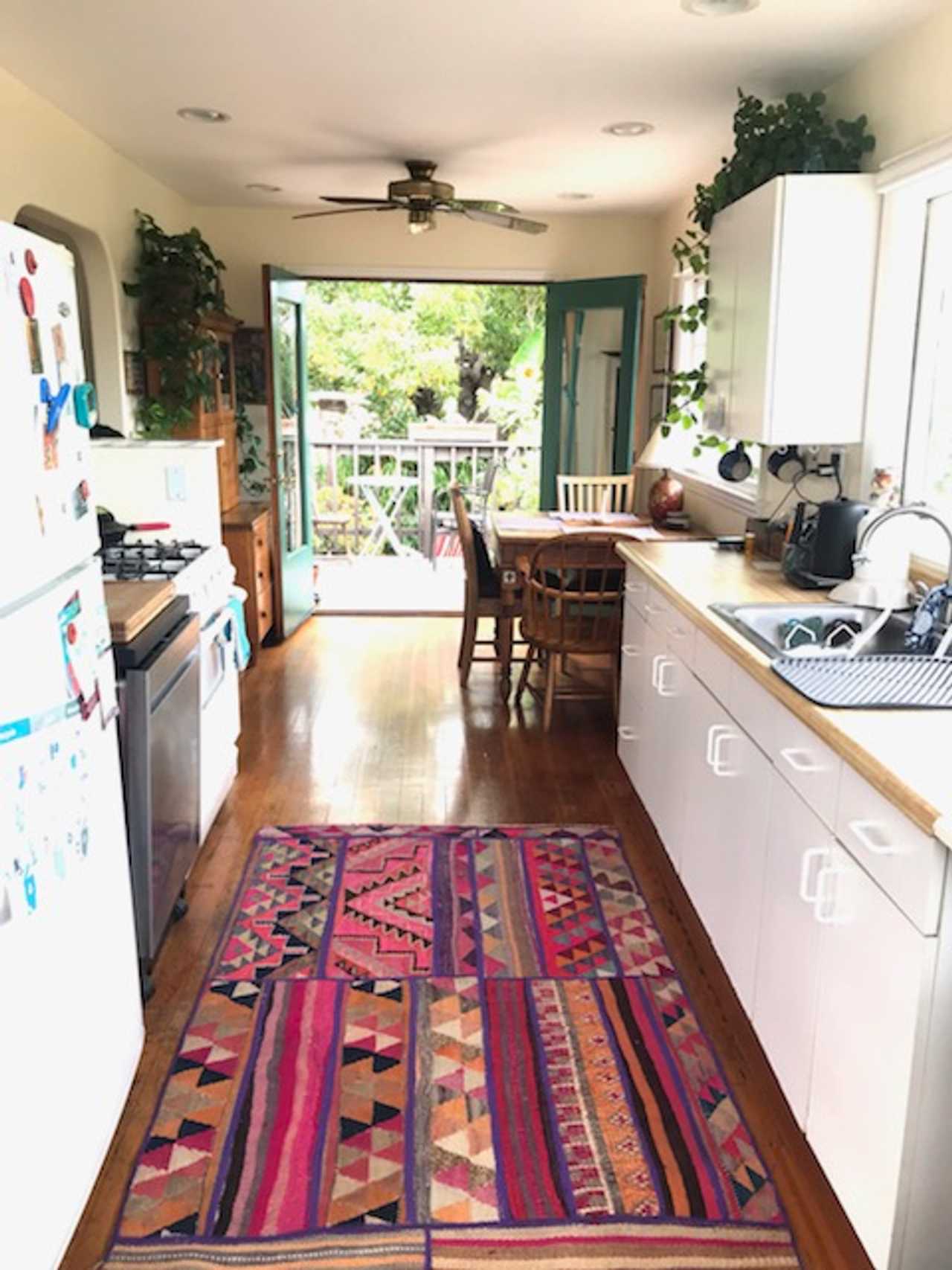 Spend the summer in charming bungalow, Santa Barbara, bike to beach and downtown