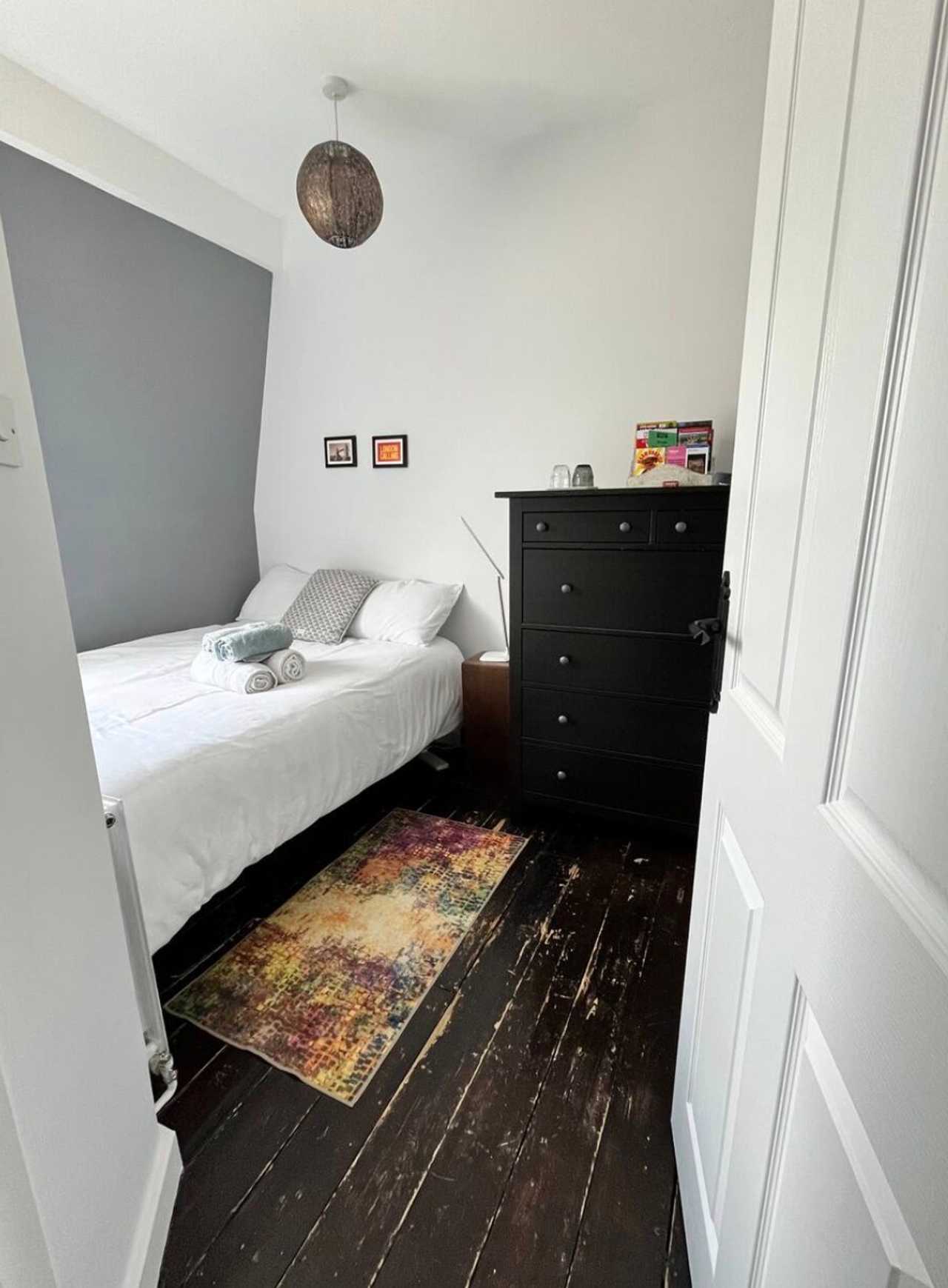 Cosy guest room in vegan home | North London | Zone 2