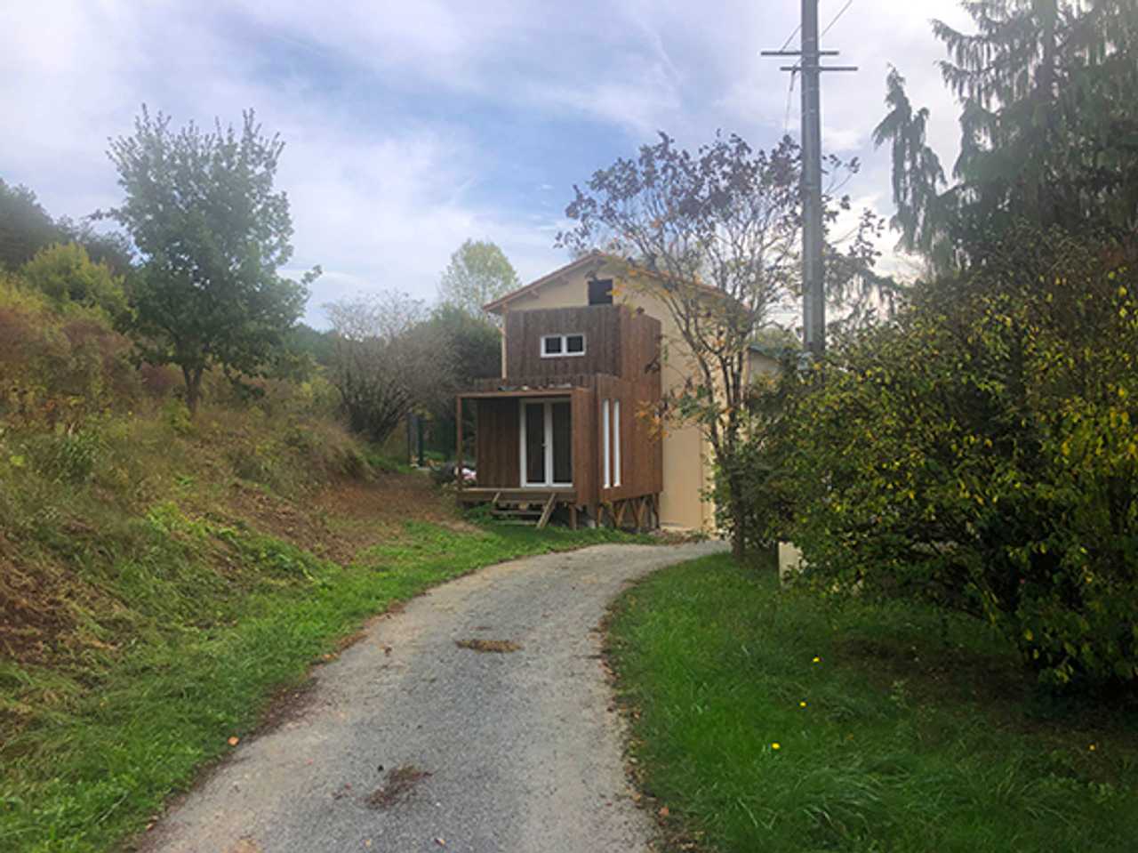 Tiny house, two rooms including kitchen. Suitable for two, single bed available 