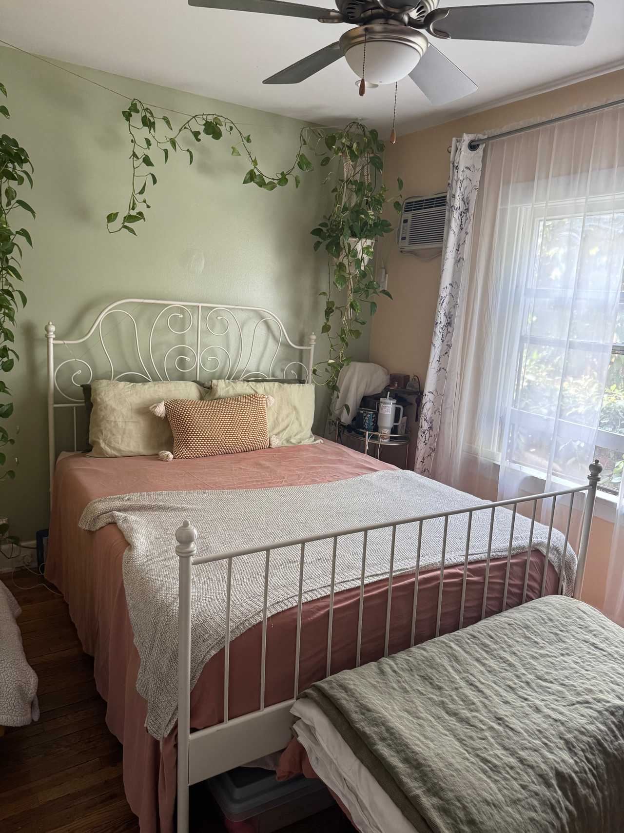 One bedroom artist bungalow in the heart of Hollywood