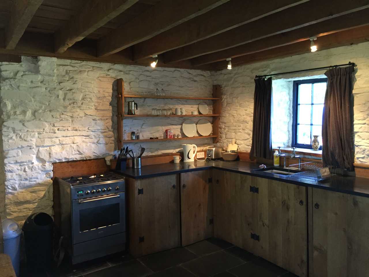 Magical 18th thatched cottage with stunning views, amazing vegan meals & hot tub