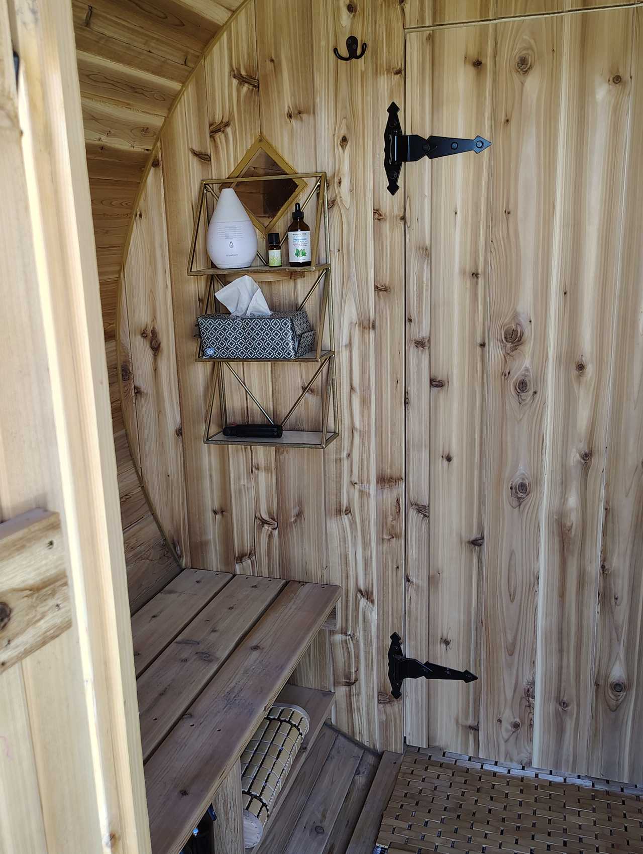 Mountain views, barrel sauna, hot tub, clean and comfy solar powered trailer.