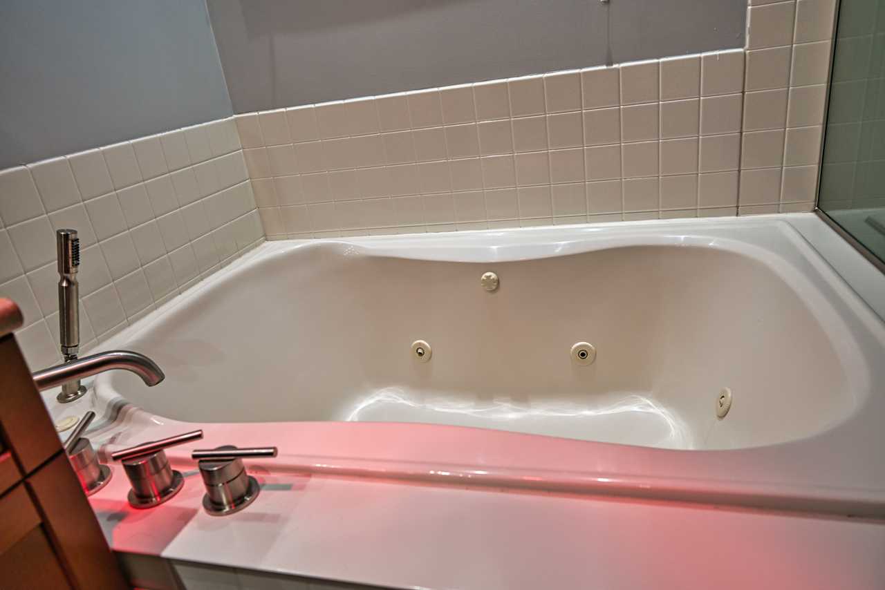 Private Room, 3 minutes from C-Train