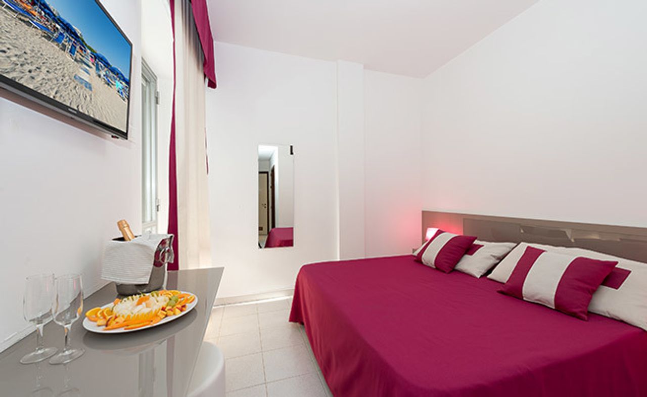 Vegan-friendly hotel with 50 rooms just 20 mt away from the beach