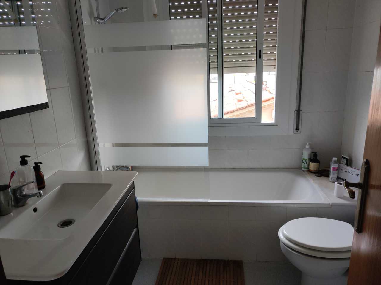 Bright and clean room 10mins from the train. 3 minutes to nature trails