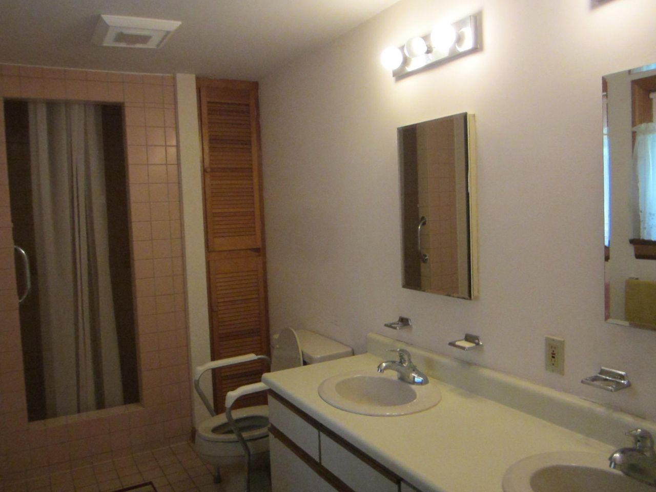Double bed with bathroom near Forest and Town