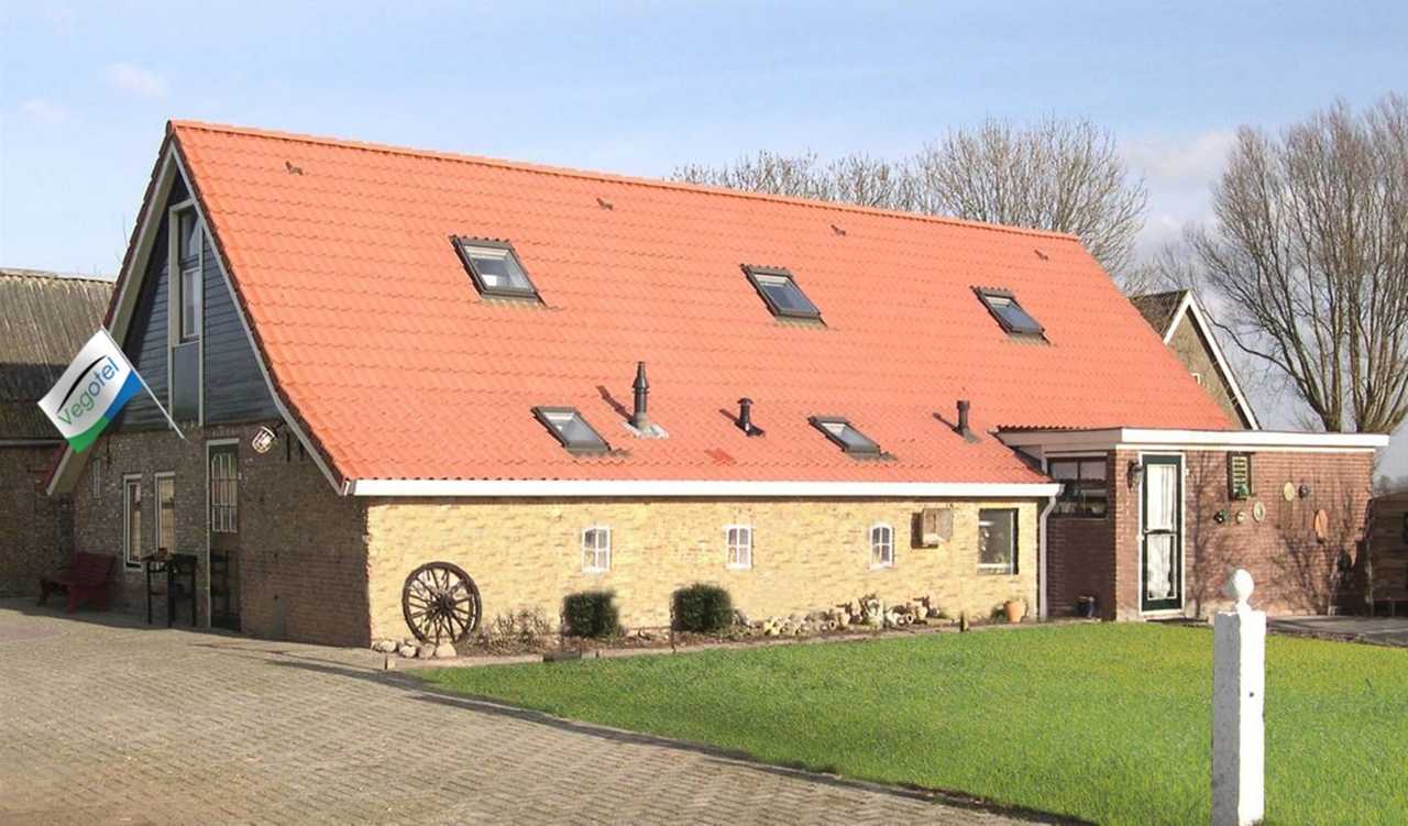 2 bedrooms, 100% vegan hotel, half and full board available. Wadden sea area.