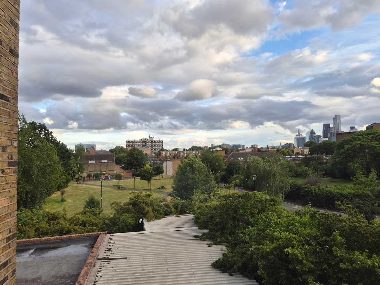 Room in a flat with city view where you can feel at home vibes