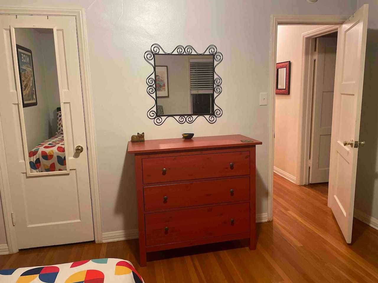 Beautiful Bedrooms minutes from Universal Studios