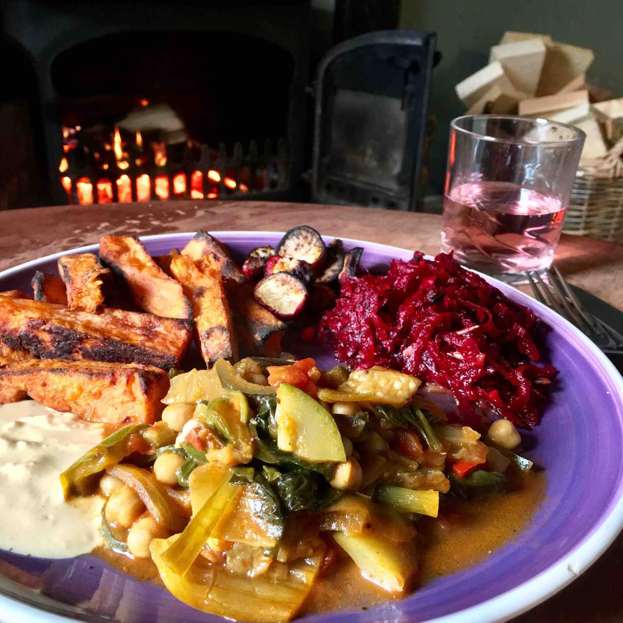Magical 18th thatched cottage with stunning views, amazing vegan meals & hot tub