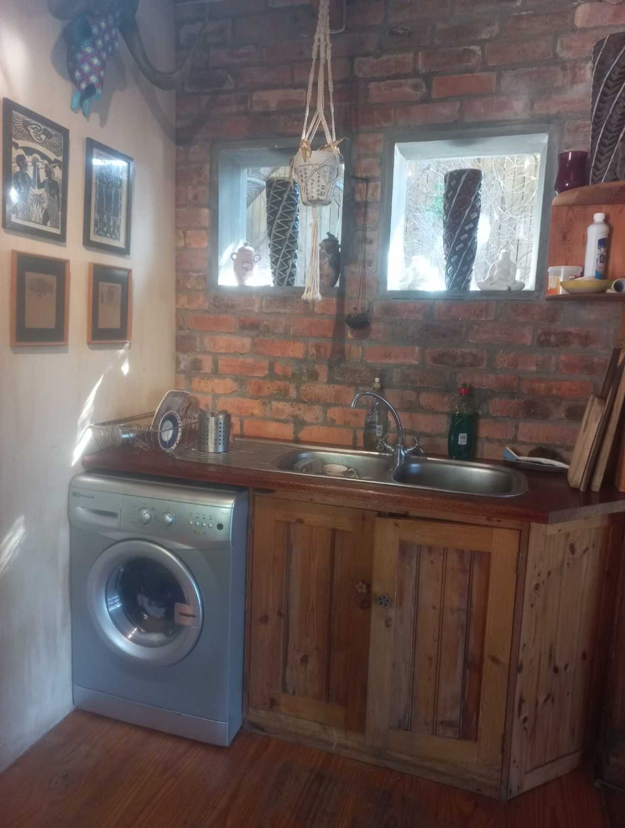 Quiet, quaint, artists 2 bedroom home, close to beaches and mountain walks.