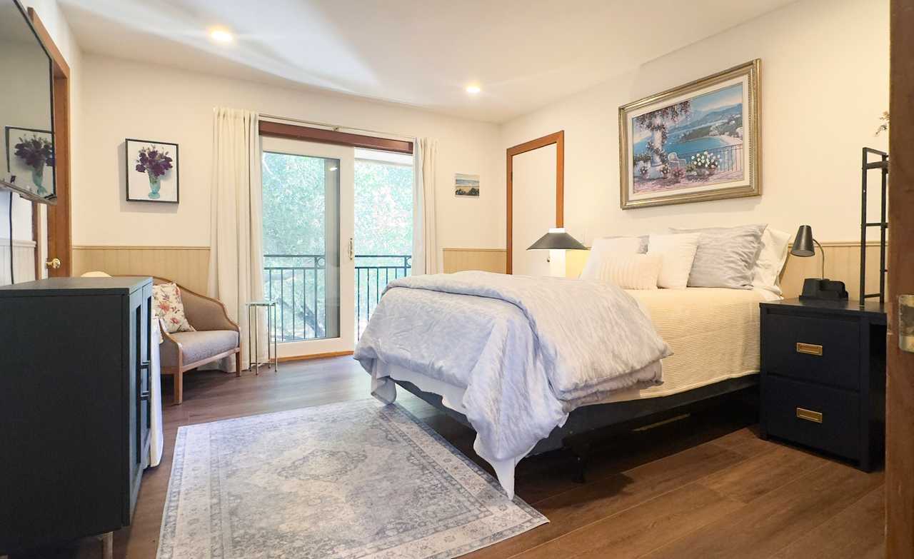 Beautiful Room with Treehouse View Amidst Majestic Oaks