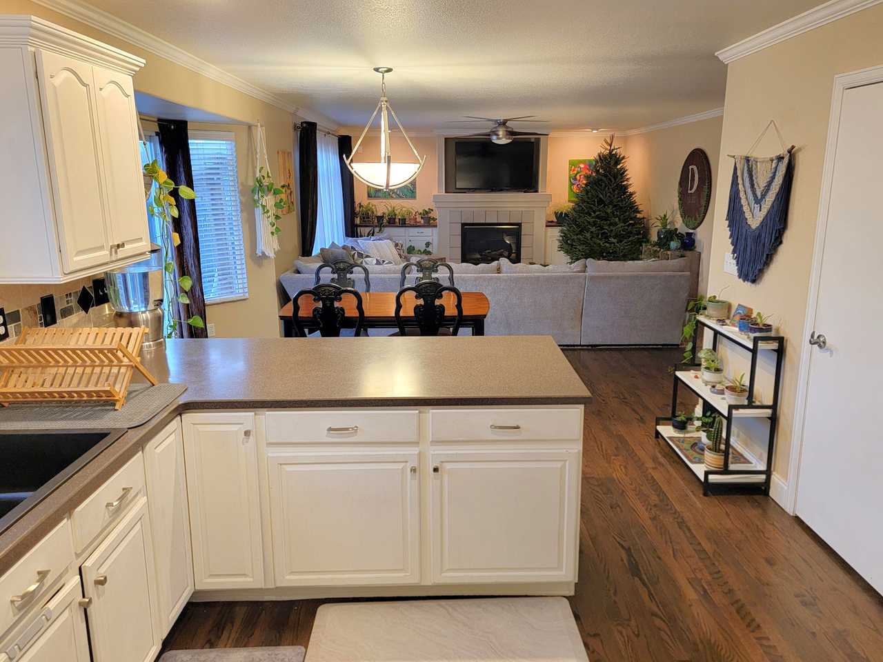 SUNNY, SPACIOUS HOME IN FRIENDLY THORNTON!
